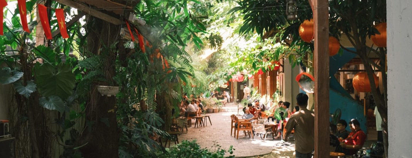 Quán ăn sân vườn đông khách buổi trưa — nghề nhận đặt bàn theo khung giờ